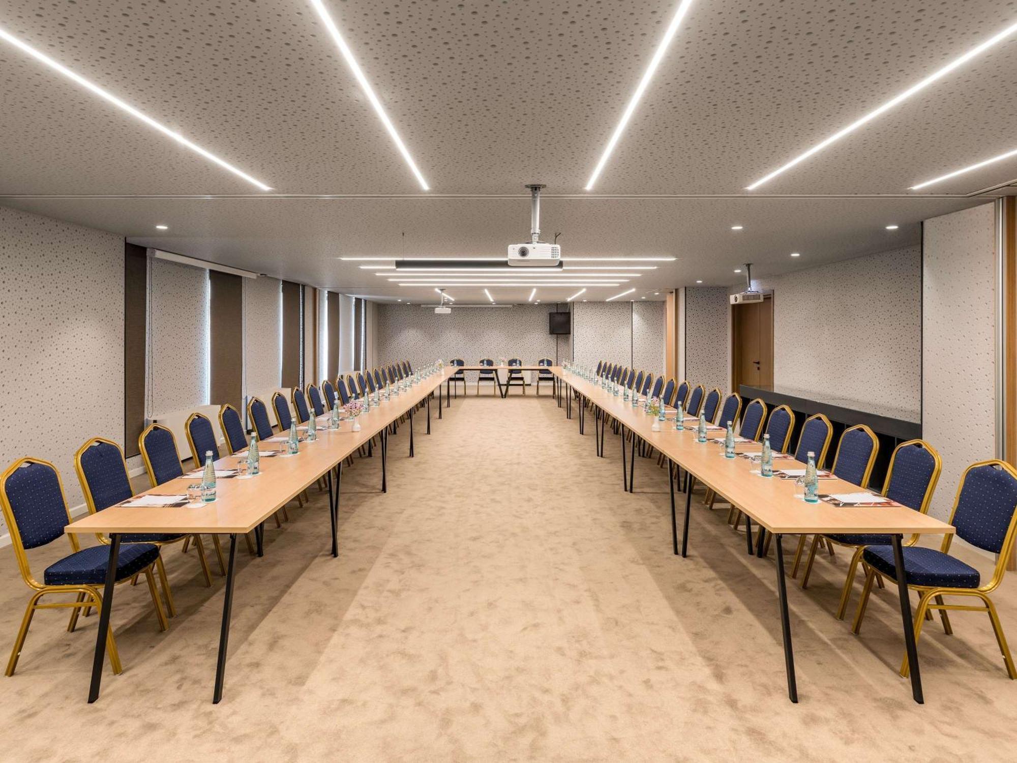 Mercure Tiranë Luaran gambar