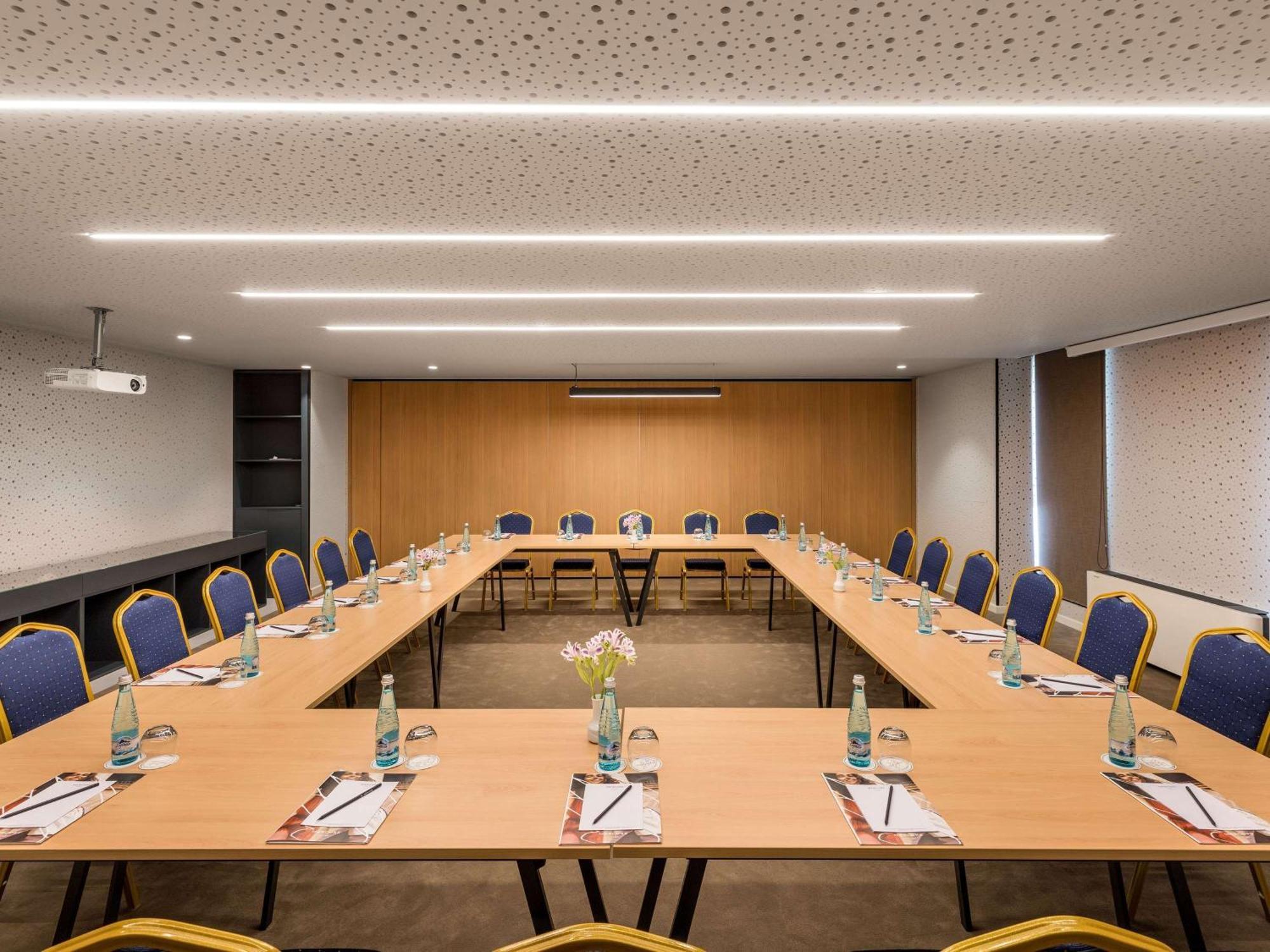 Mercure Tiranë Luaran gambar
