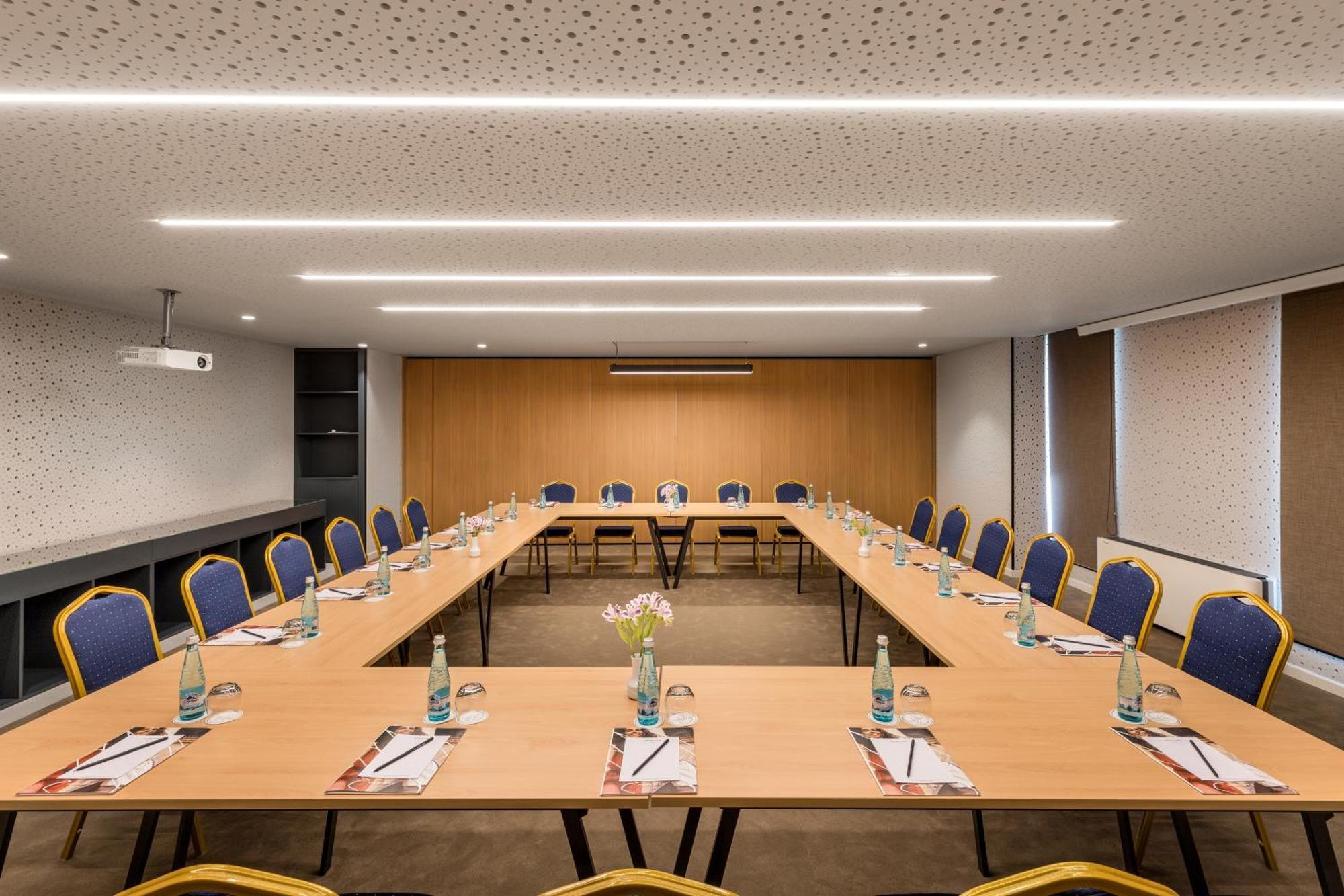 Mercure Tiranë Luaran gambar