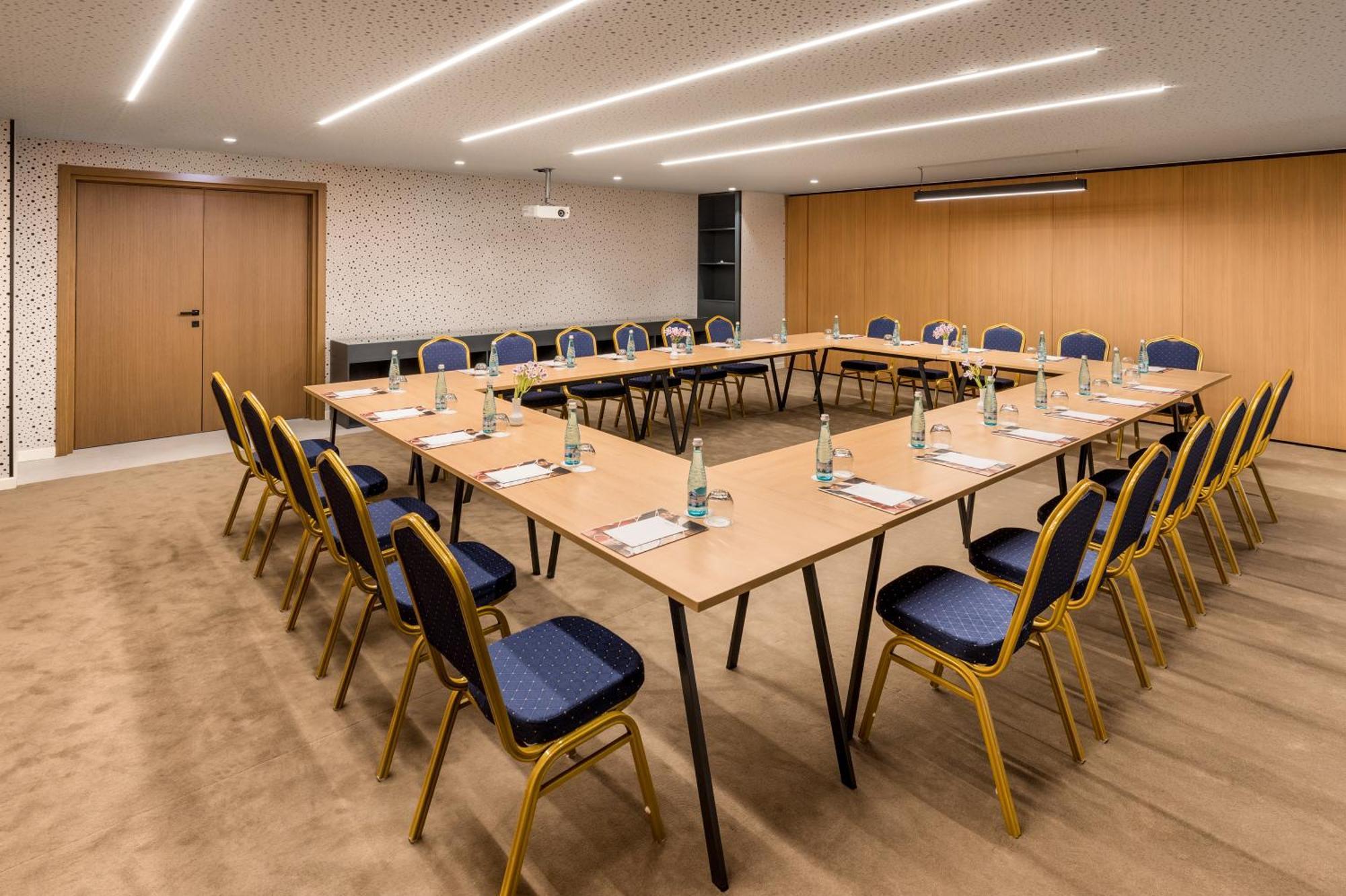 Mercure Tiranë Luaran gambar